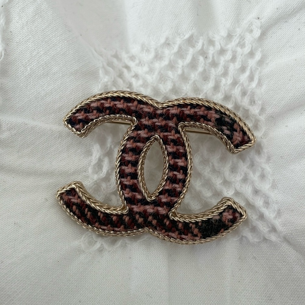 Authentic Chanel 'Paris-Edinburgh' Pink and Grey Tweed CC brooch FW2013 - Picture 3 of 5